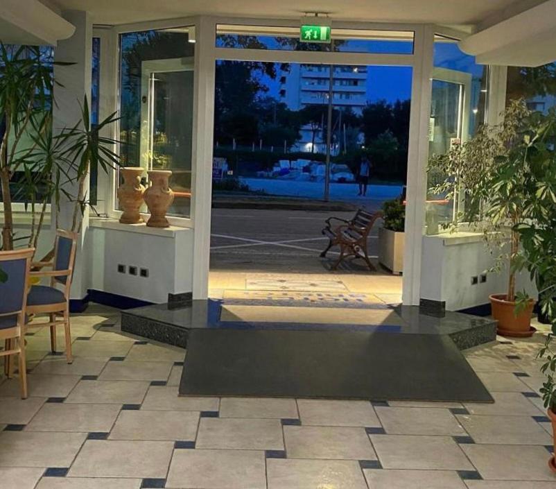 Hotel Bristol Misano Adriatico Exterior foto
